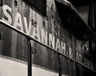 Könnte beinhalten: Schwarzweißfoto eines Eisenbahnwagens mit der Aufschrift "Savannah & Atlanta" an der Seite.