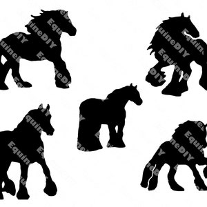Könnte beinhalten: Fünf schwarze Pferdesilhouetten in verschiedenen Posen vor weißem Hintergrund. Die Pferde haben detaillierte Mähnen und kräftige Beine. Ideal für Bastelprojekte und Designarbeiten.