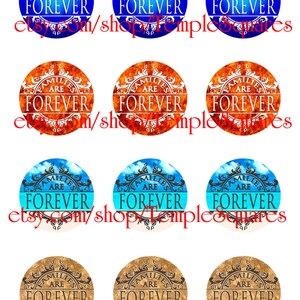 Op de afbeelding: Negen ronde, printbare cirkels met een diameter van 2,5 cm met een ontwerp met een witte achtergrond met een bruin, oranje of blauw en turquoise ontwerp. Het ontwerp bevat de tekst "Families Are Forever" in wit.