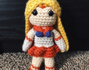 Muñeca inspirada en Sailor Venus de ganchillo