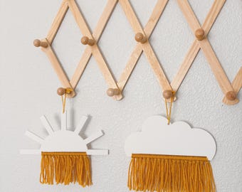 Juego de adornos de pared estilo bohemio con sol y nube en color amarillo mostaza.