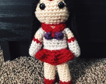 Muñeca de ganchillo inspirada en Sailor Mars