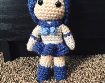 Muñeca de ganchillo inspirada en Sailor Mercury