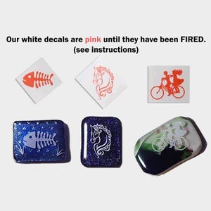 Pode incluir: Três decalques brancos sobre um fundo branco, mostrando um esqueleto de peixe, uma cabeça de cavalo e um casal andando de bicicleta. Abaixo dos decalques, há três azulejos de vidro com os mesmos desenhos, mas os decalques foram cozidos e agora estão fundidos permanentemente ao vidro. Os azulejos de vidro são azuis, roxos e verdes.