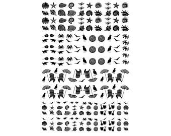 Könnte beinhalten: Ein Bogen mit schwarzen Nagelaufklebern, die eine Vielzahl von Küsten- und Strandmotiven zeigen. Die Designs umfassen verschiedene Muscheln, Seesterne, Krabben, Meeresschildkröten, Möwen, Sanddollars, Strandstühle, Sonnenschirme und kleine Eimer.