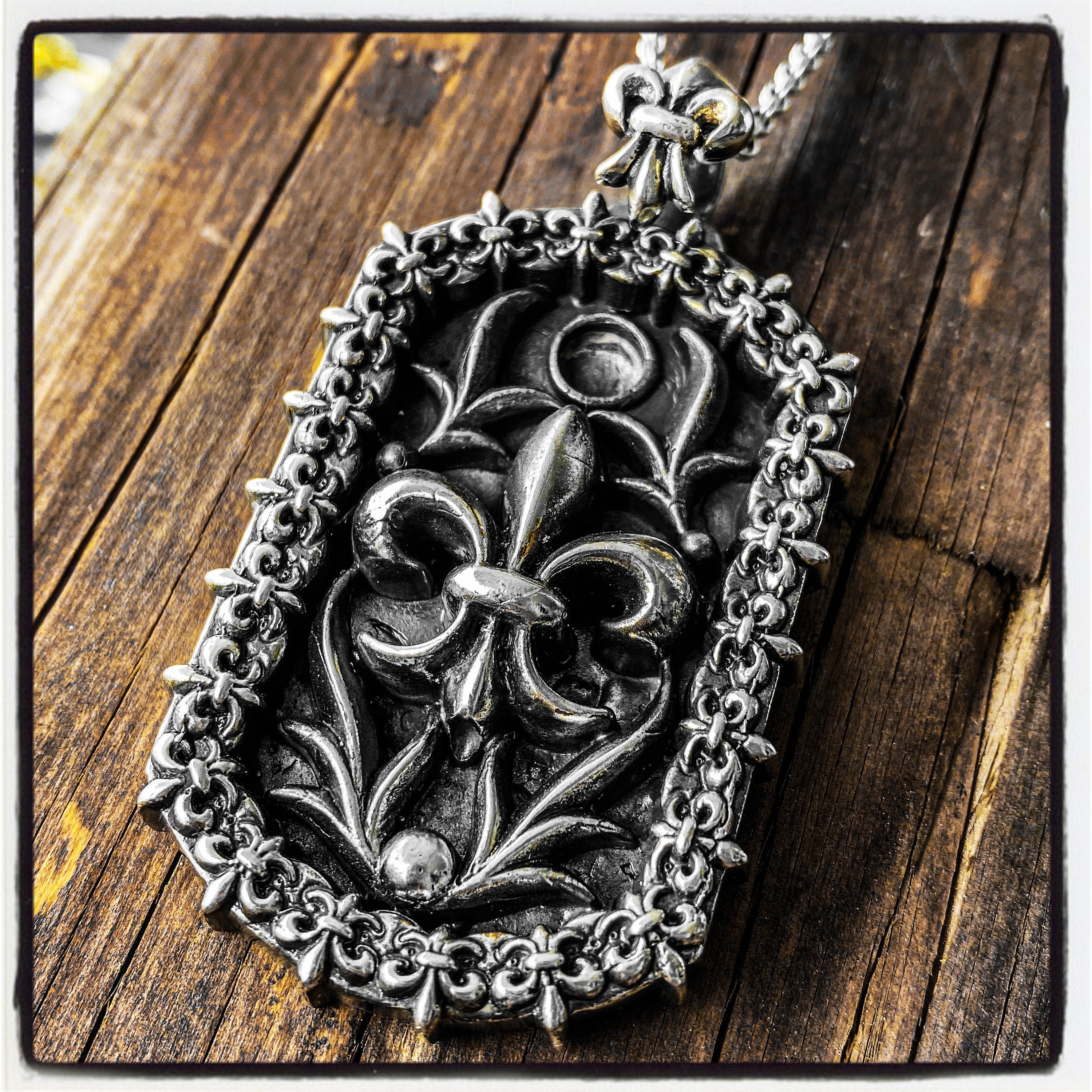 Fleur de lis dog tag online