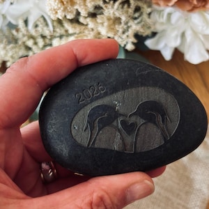 Piedra de amor de pingüino 2026 grabada en negro