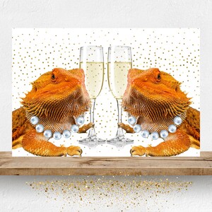 Tarjeta descargable de aniversario gay y lésbico con adorable dragón barbudo y copas de champán y perlas.