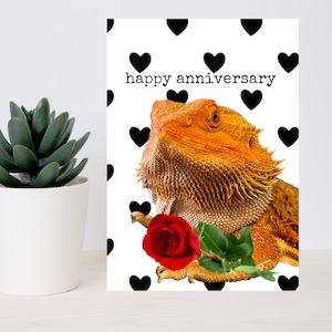 Tarjeta de aniversario gay imprimible con dragón barbudo y corazones, descarga instantánea