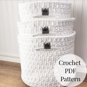 Puede incluir: Tres cestas de crochet blancas apiladas una encima de la otra. Cada cesta tiene una pequeña etiqueta marrón con el texto "Willow Tree". El texto "Crochet PDF Pattern" está escrito en negro sobre un fondo blanco debajo de las cestas.