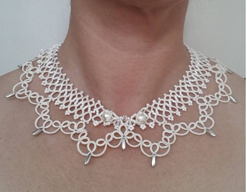 Ras du cou en dentelle de frivolité, fait en fil de polyester ecru aux rocailles nâcre, dagues argent et perles ecru image 4