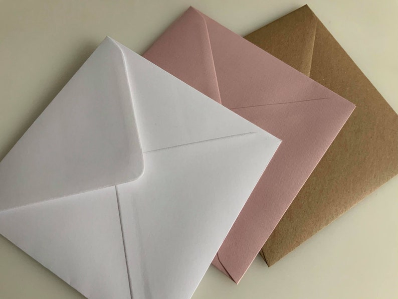 Pu&ograve; includere: Tre buste quadrate di diversi colori: bianco, rosa chiaro e marrone.