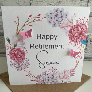 Pu&ograve; includere: Un biglietto bianco con un disegno floreale e il testo "Happy Retirement Susan".