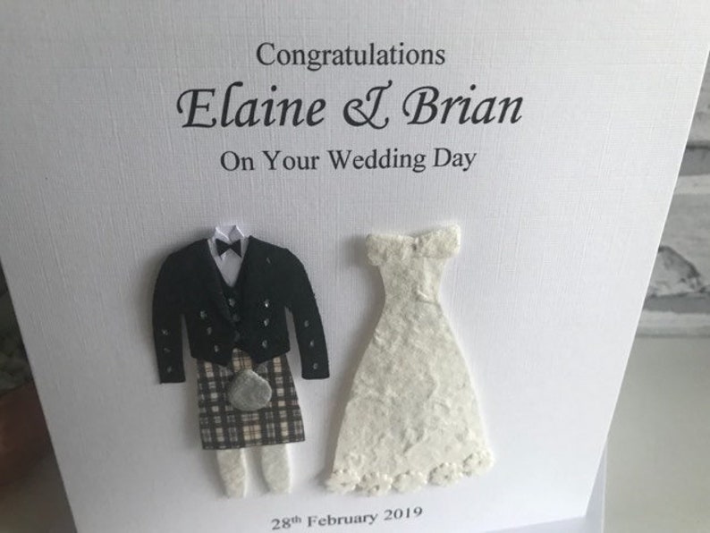 K&ouml;nnte beinhalten: Eine wei&szlig;e Karte mit einer Schwarzwei&szlig;illustration eines Brautpaares. Die Karte lautet "Herzlichen Gl&uuml;ckwunsch Elaine & Brian Zu Ihrem Hochzeitstag 28. Februar 2019".