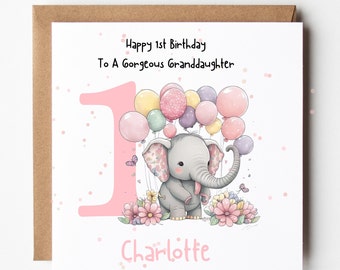 Puede incluir: Una tarjeta de cumpleaños rosa y blanca con un lindo elefante de dibujos animados sosteniendo globos. La tarjeta dice "Happy 1st Birthday To A Gorgeous Granddaughter" y "Charlotte".