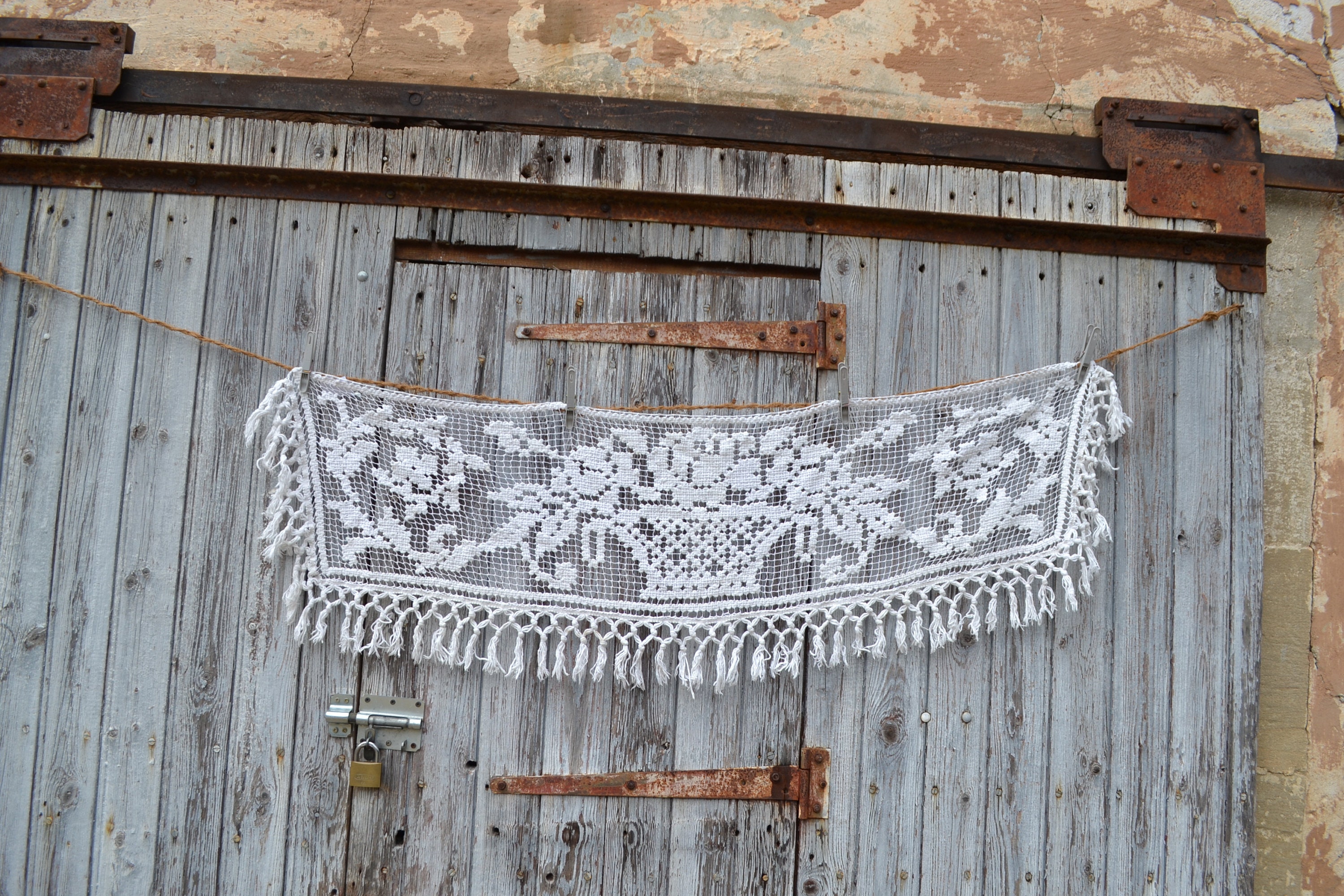 Ancien Français Filet de Dentelle Au Crochet à La Main Pelmet avec Des Côtés et Un Ourlet Frangés. C