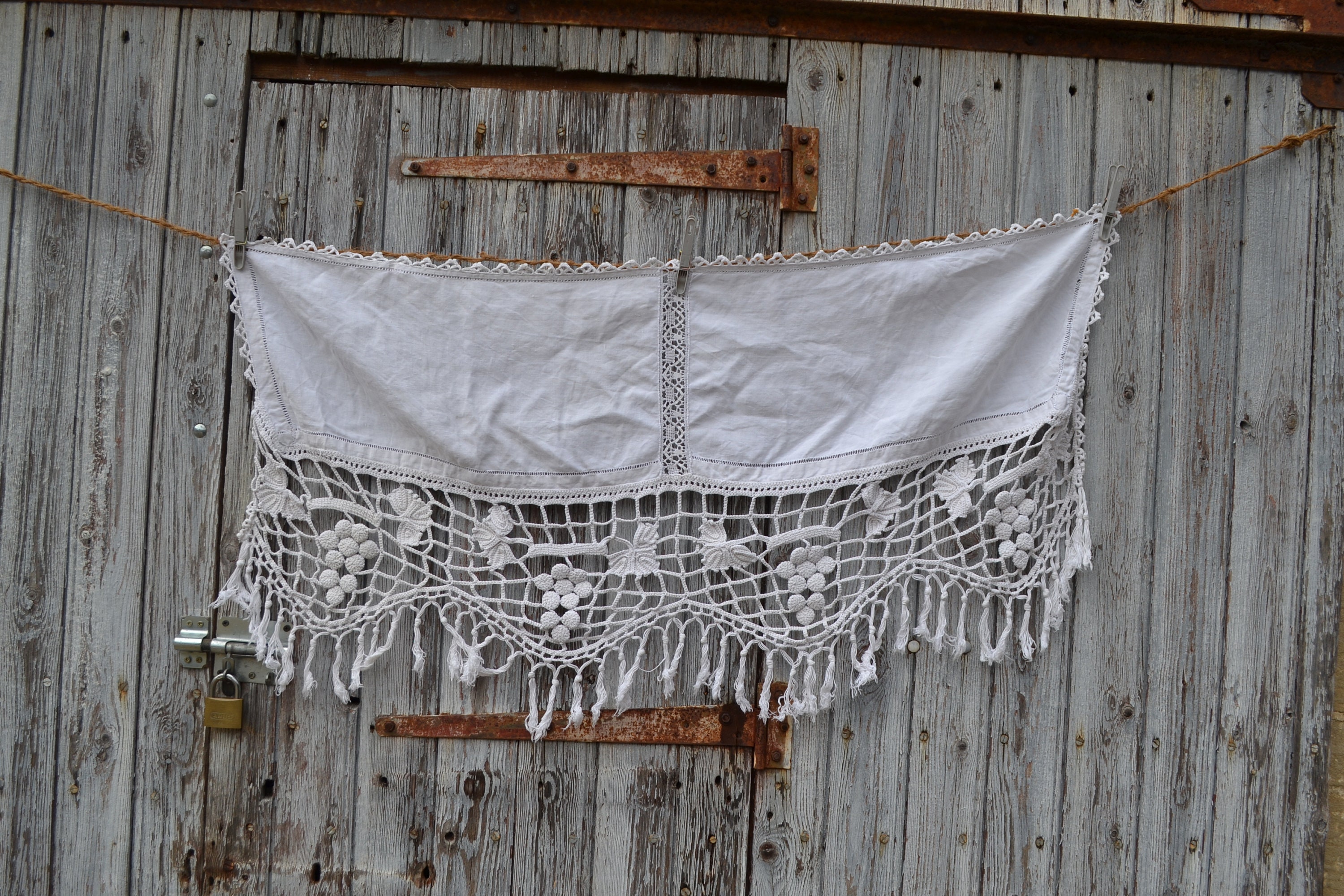Linge de Français Antique et Filet Dentelle Crocheté à La Main Bordé Pelmet Dans Un État Fantastique