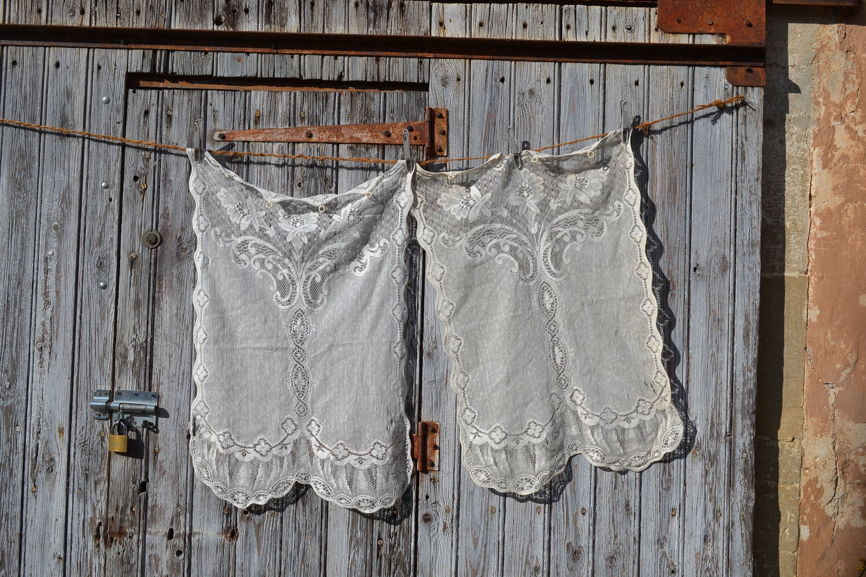 Paire de Rideaux Dentelle Vintage Français avec Ourlets Froissés en Blanc Cassé Bagues Originales | 
