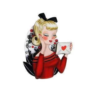 Broche de chica con carta de San Valentín
