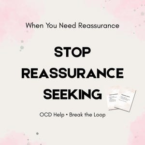Könnte beinhalten: Digitalgrafik mit Aquarellhintergrund in Rosa- und Grautönen. Der Text lautet: „When You Need Reassurance, STOP REASSURANCE SEEKING“. Kleine Karten mit Text befinden sich in der unteren rechten Ecke. Der Text „OCD Help • Break the Loop“ steht unten.