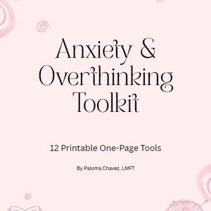Puede incluir: Un documento rosa claro titulado Anxiety & Overthinking Toolkit con el subtítulo 12 Printable One-Page Tools por Paloma Chavez, LMFT. La página presenta texto negro, un pequeño dibujo lineal de un libro abierto y una ilustración de cerebro.