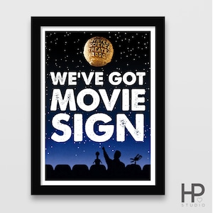 Könnte beinhalten: Ein blaues und schwarzes Poster mit weißem Text, der "We've Got Movie Sign" lautet. Das Poster zeigt eine Silhouette eines Kinos mit einer goldenen Kugel am Himmel, auf der "Mystery Science Theater 3000" steht.