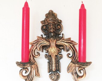Applique in bronzo fuso decorato, portacandele vintage a due bracci con volto di Dio, candeliere in metallo sbalzato anni '60