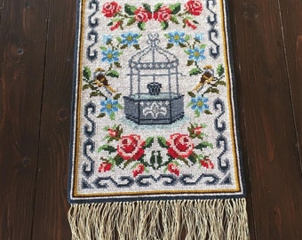 Arazzo vintage a punto croce: pozzo dei desideri e rose, arazzo scandinavo con frange, ricamo fatto a mano