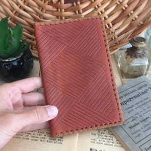 Cartera de piel auténtica, cartera de viaje vintage plegable para hombre, años 70, monedero de caballero hecho a mano con relieve, estampado geométrico, Estonia