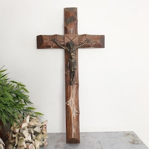 【INRI】キリスト 壁飾り 置物 骨董品 イエスキリストの磔刑 INRI 壁掛け 木彫りヨーロッパ産 Amazon