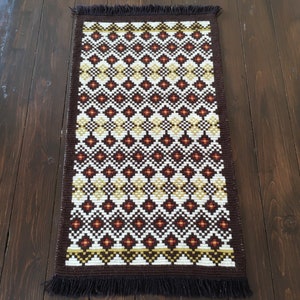 Hand Embroidered Table Runner, Woolen Tablecloth, Scandinavian Traditional Ethnic Folk Rug w Fringes, Vintage Swedish Tapestry 76x39cm