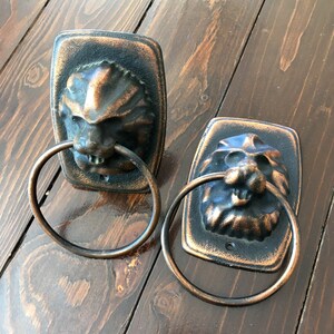 Vintage massief bronzen leeuwenkop deurklopper met ringgrepen, zware architectonische hardware uit de jaren 70