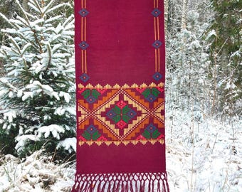 Arazzo da parete vintage in lana, lunga coperta viola con ricamo in stile arte popolare scandinava e frange