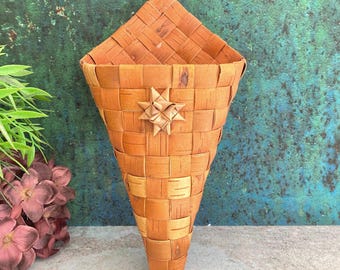 Cestino conico in corteccia di betulla vintage, vaso da parete intrecciato a mano naturale per fiori secchi dalla Scandinavia