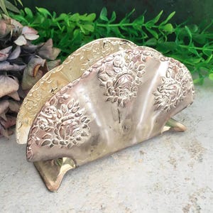 Porta tovaglioli, piatto argentato decorato a sbalzo, rose in rilievo, decorazione per la tavola, stoviglie scandinave, argenteria antica
