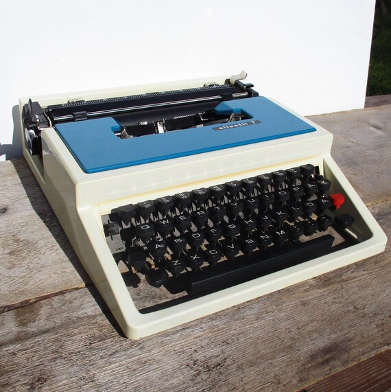 Typewriter Olivetti T, Vintage 1980s Blue Manual Working Writing