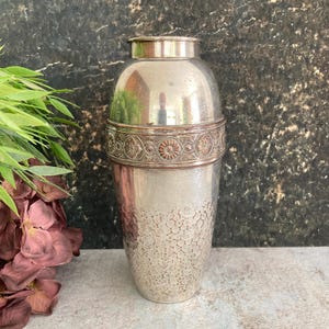 Vaso placcato in argento, vaso in metallo goffrato Art Déco anni &#39;20, centrotavola vintage Jugend, arredamento classico scandinavo svedese