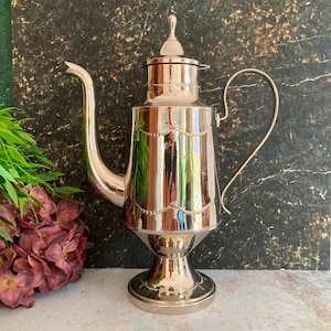 Cafetera o tetera antigua con base, jarra Chippendale de metal cromado utilizable, jarra Art Nouveau de la década de 1920