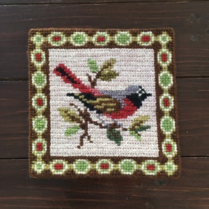 Vogeltapijt, klein vintage borduursel, leuk afgewerkt borduurmotief aan de muur, handgemaakte draaisteek Zweedse volkskunst aan de muur