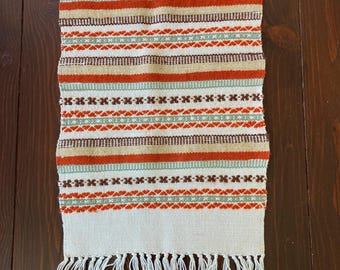 Runner da tavola in lana tessuto a mano, centrotavola vintage color tortora tenue e terroso, tappeto etnico scandinavo artigianale.