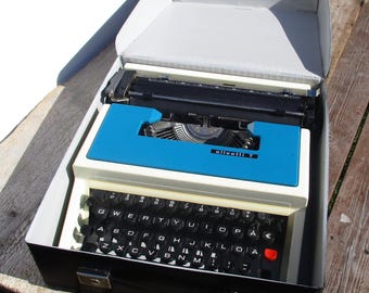 Typewriter Olivetti T, Vintage 1980s Blue Manual Working Writing