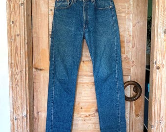 Vintage Levi's 505 jeans uit 1990, normale pasvorm, gemaakt in de VS, W32 L34 (werkelijke maat 31x32), onafgewerkte zoom, medium stonewashed denim.