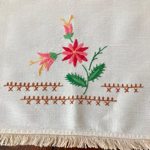 Handbestickte Tischdecke, Pastell rosa Blumen, Fransenborte, Beige Baumwolle Tischwäsche, Vintage Crewel Nadelspitze handgefertigte Tischdecke