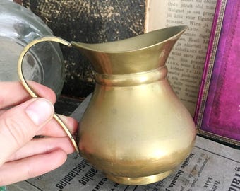 Jarro vintage de latão com alça, pequeno jarro ou vaso de metal pesado, decoração rústica para casa ou altar.