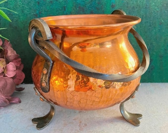 Calderone della strega d'epoca: pentola in rame con piedini, manico massiccio, decorazione per altare rituale rustico scandinavo