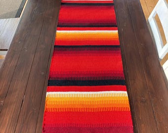 Runner da tavola in lana a righe rosse e gialle brillanti, stile metà secolo, arazzo scandinavo vintage tessuto a mano da appendere al muro
