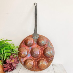 Sartén de cobre vintage para huevos, enorme, con 7 agujeros, para caracoles, con mango forjado, sartén rústica grande para hornear.