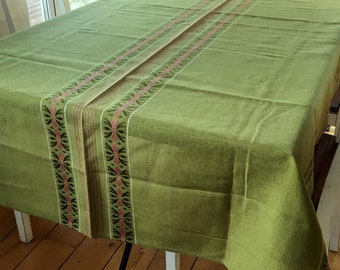 Grande nappe verte, linge de table tissé scandinave rétro des années 1970, dessus de table de Pâques vintage, housse de table moderne milieu du siècle 52 x 83 pouces