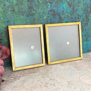 Vintage messing fotolijstpaar, bureaustandaard en mat glas, bronzen vierkante rechthoekige Deense fotolijsten
