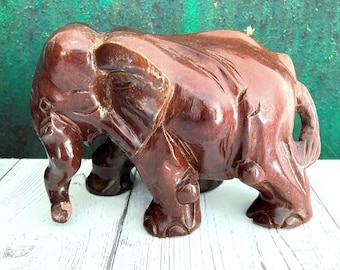 Statuetta vintage di elefante in legno, scultura di animale africano in legno massello di ebano intagliato a mano.